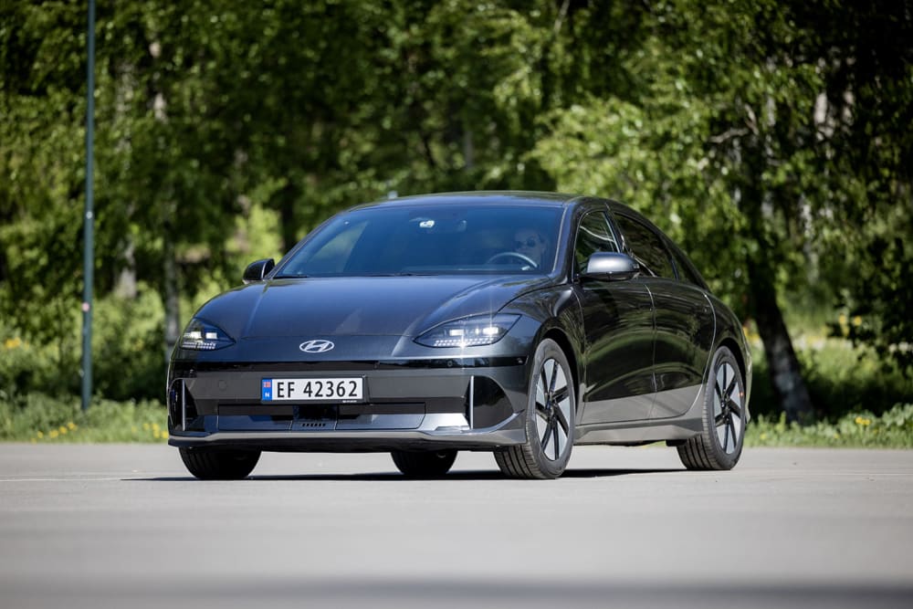 Svart Hyundai Ioniq 6 foran grønne busker